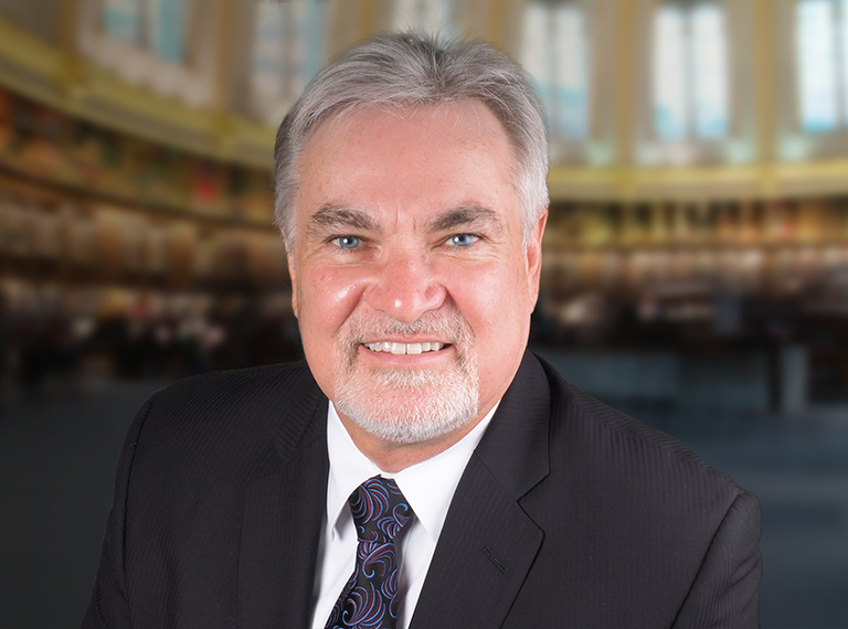 Semtech Semiconductor 行政领导,执行副总裁、法律总顾问兼秘书 Charles B. Ammann