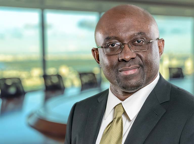 Semtech Semiconductor 行政领导,执行副总裁兼首席财务官 Emeka Chukwu